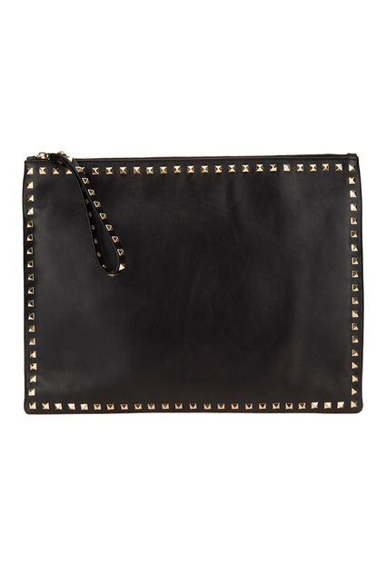 Clutch negro con tachuelas de Valentino Garavani (920 euros).