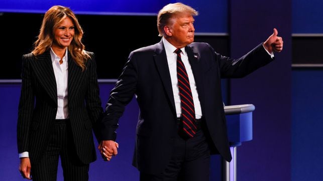 U.S. President Donald Trump and first lady Melania Trump leave the stage at the conclusion of the first 2020 presidential campaign debate with Democratic presidential nominee Joe Biden, held on the campus of the Cleveland Clinic at Case Western Reserve University in Cleveland, Ohio, U.S., September 29, 2020. REUTERS/Brian Snyder