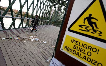 Suciedad en Madrid Río debido a la huelga de la empresa de limpieza y jardinería.