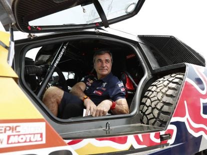 Carlos Sainz, dentro de su Peugeot, un día antes de la salida del Dakar de Lima.