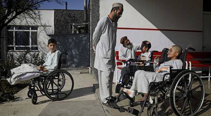 Menores víctimas de la guerra, el pasado 5 de diciembre en un centro médico de Kabul, la capital de Afganistán.