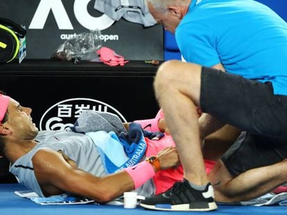 Rafa Nadal atendido tras su lesión en el Open de Australia