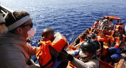 Un niño sube el martes a un barco de rescate frente a Libia.