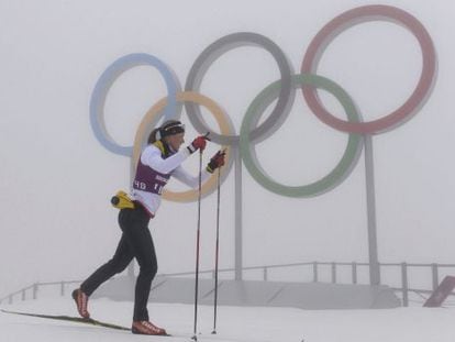 Una atleta se entrena entre la densa niebla.