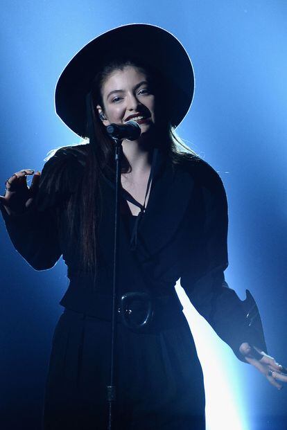 Lorde, completamente de negro durante su actuación en la gala.