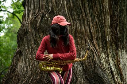 La saxofonista María Elena Ríos, posa para un retrato en un parque en Santo Domingo Tonalá, en el Estado de Oaxaca.