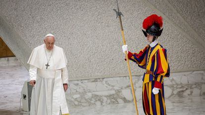 El Papa Francisco a su llegada a la audiencia general semanal del clero en la sala Paolo VI del Vaticano.