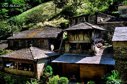 La restauración de Os Teixois (Asturias), conjunto etnográfico declarado Bien de Interés Cultural, comenzó a finales de los ochenta y es un ejemplo de recuperación histórica. Se trata de una aldea a cuatro kilómetros de Taramundi, que además de sus casas atesora ingenios hidráulicos: mazo, molino, rueda de afilar, y hasta una pequeña central eléctrica y un batán.