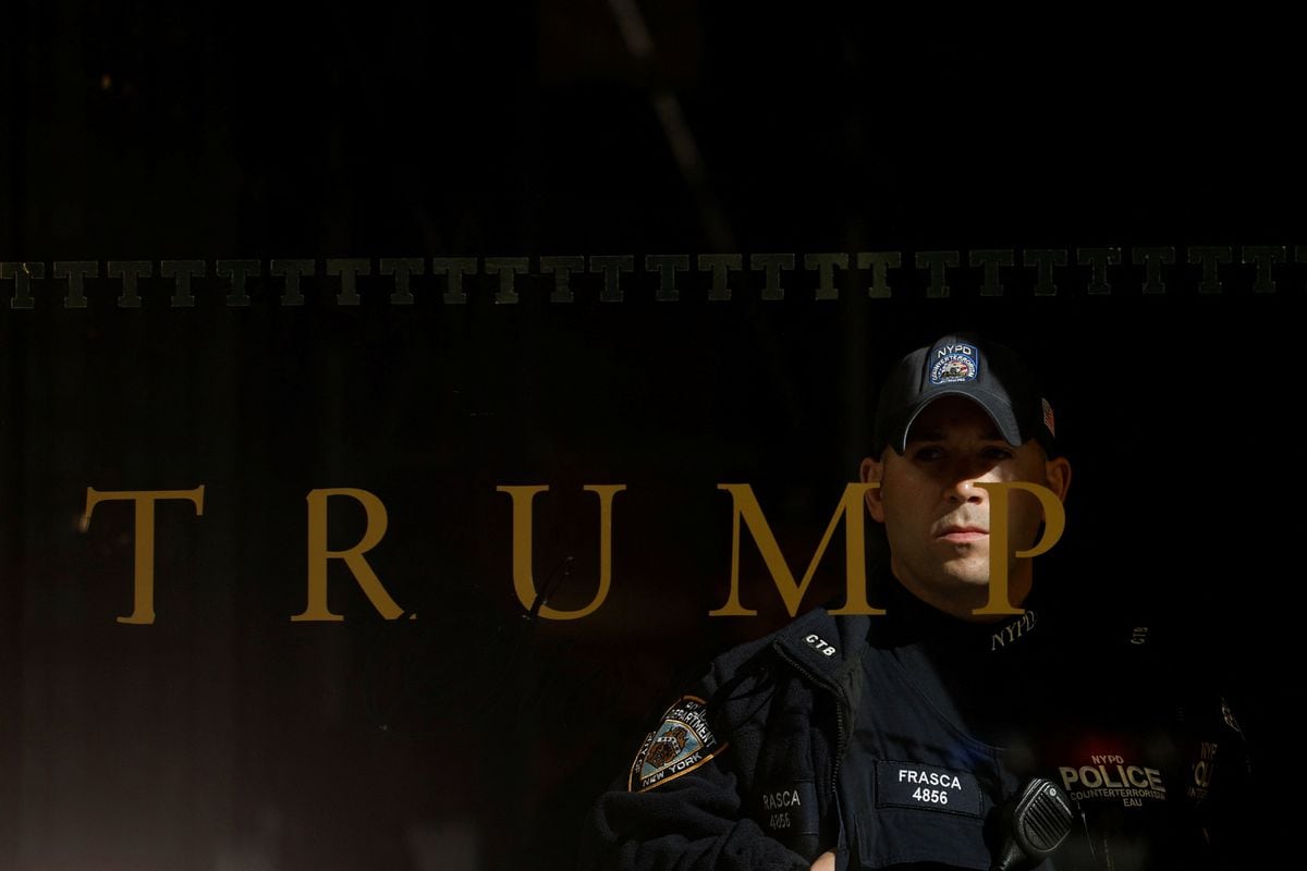 Un policía vigila en el interior de la Torre Trump, en Manhattan, este viernes.