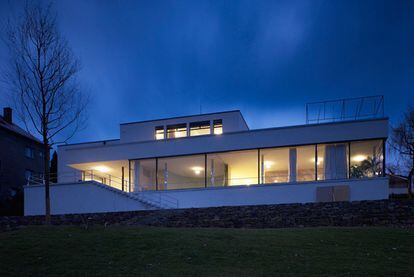 Villa Tugendhat (<a href="http://www.tugendhat.eu" rel="nofollow" target="_blank">www.tugendhat.eu</a>) reabre al público el 6 de marzo. Mañana, 29 de marzo, será oficialmente presentado a la prensa. Como dijo en 1931 el arquitecto alemán Ludwig Hilberseimer, profesor de la Bauhaus: "Ninguna fotografía puede dar la impresión correcta. Uno tiene que moverse por la casa, su ritmo es música".