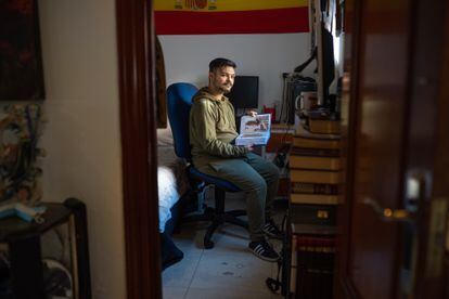 Luis Adolfo Giménez, en su pequeña habitación donde estudia su árbol genealógico.
