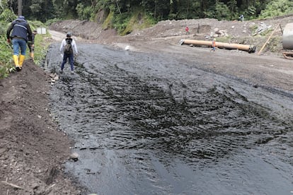 Indígenas y activistas ecológicos advirtieron de la llegada de trazas de contaminación petrolera a las riberas del río Coca.