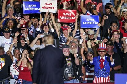 Seguidores del expresidente de Estados Unidos, Donald Trump, le animan tras un discurso pronunciado durante un mitin celebrado en a rally at the Lorain County Fairgrounds, Saturday, June 26, 2021, in Wellington, Ohio. (AP Photo/Tony Dejak)