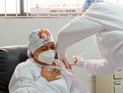 La enfermera Verónica Machado, de 46 años, recibe la primera vacuna contra la covid-19 en Colombia, en la ciudad de Sincelejo.