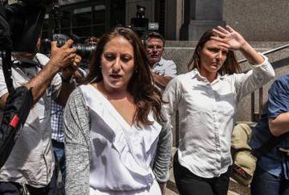Michelle Licata y Courtney Wild, dos de las víctimas de Jeffrey Epstein y Ghislaine, a la entrada de los juzgados de Nueva York.