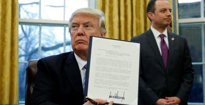 El presidente de EE UU, Donald Trump, firmando una de sus primeras órdenes federales en la Casa Blanca.