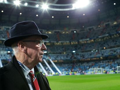 Bobby Charlton en el césped del Bernabéu.