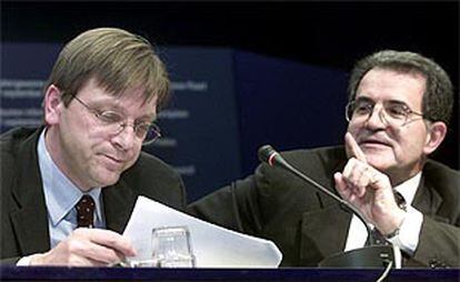 El presidente de la Comisión Europea, Romano Prodi, a la izquierda, junto al primer ministro belga, Guy Verhofstadt, ayer en Bruselas.