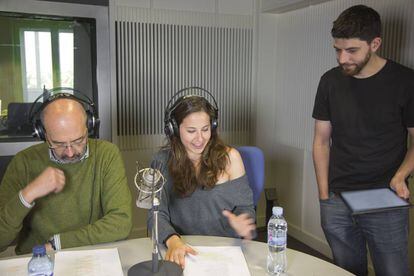 Los actores Miguel Rellán, Irene Escolar y el guionista José Antonio Pérez.