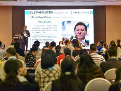 Kirs&aacute;n Iliumy&iacute;nov, presidente de la FIDE, durante su conferencia en Chongqing