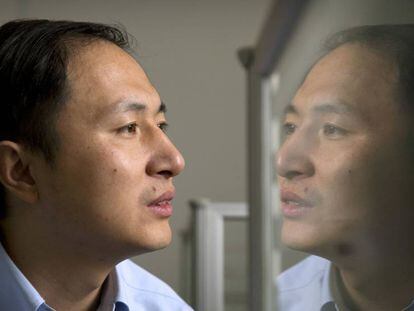 He Jiankui, reflejado en la pantalla del ordenador de su laboratorio en la universidad china de Shenzhen. En vídeo, Bebés modificados genéticamente en China: ¿bulo o ciencia?.