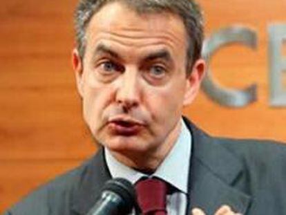 El presidente del Gobierno José Luis Rodríguez Zapatero, durante la rueda de prensa posterior al encuentro-almuerzo con empresarios catalanes que ha tenido lugar hoy en la sede del Círculo de Economía