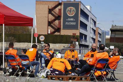 Trabajadores de Bacard&iacute;, en huelga, a las puertas de la empresa. 