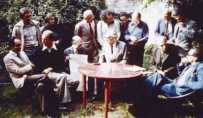 Los miembros de Oulipo, de izquierda a derecha, sentados, Italo Calvino, Harry Mathews, François Le Lionnais, Raymond Queneau, Jean Queval, Claude Berge. De pie, de izquierda a derecha, Fournel, Michèle Métail, Luc Étienne, Georges Perec, Mercel Bénabou, Paul Braffort, Jean Lescure, Jacques Duchateau.