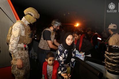 Ciudadanos saudíes embarcando en Puerto Sudán, evacuados del país africano por el recrudecimiento de los enfrentamientos. 