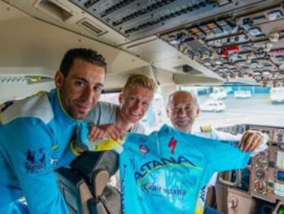 Vinokúrov sujeta una camiseta del Astana junto a Nibali, en una fota publicada en el Facebook del kazako.