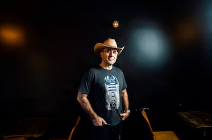 Sézar Blue, 'youtuber' gastronómico, en una cafetería de Alcalá de Henares (Madrid).