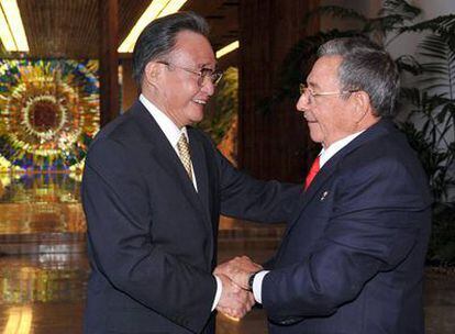 El presidente cubano, Raúl Castro, y el presidente de la Asamblea Nacional China, Wu Bangguo, durante su reunión en La Habana.