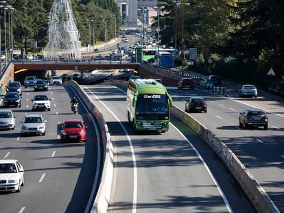 Tráfico en la A-6, a la altura del puente ubicado en Ciudad Universitaria, en Madrid.