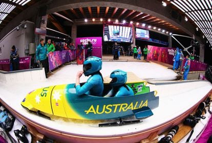 Las australianas Astrid Radjenovic y Jana Pittman compiten en bobsleigh femenino.