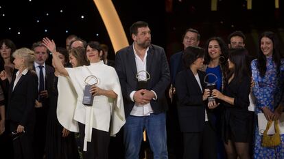 Jaione Camborda, rodeada de otros galardonados como Hovik Keuchkerian en el centro, en la gala de clausura del festival de San Sebastián, este sábado.