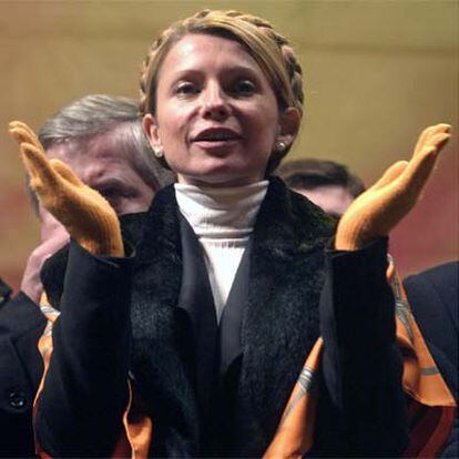 Yulia Timoshenko aplaude a Yúshenko en una manifestación.