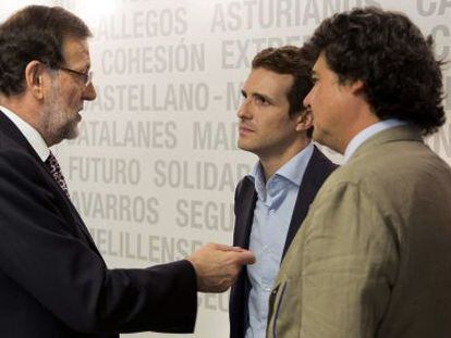 Mariano Rajoy conversa con Pablo Casado y Jorge Moragas 