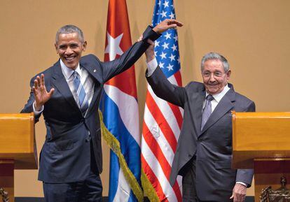 El presidente cubano, Raúl Castro, alza la mano del expresidente de Estados Unidos Barack Obama, al término de una rueda de prensa ofrecida por ambos mandatarios en el Palacio de la Revolución, en La Habana (Cuba), el 21 de marzo de 2016.