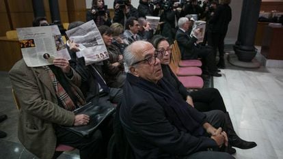 Carlos Morín, junto a su mujer, durante el juicio por los abortos ilegales.