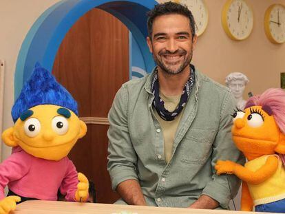 El actor mexicano Poncho Herrera, Beta y Mario, protagonistas de Aprendemos Juntos 2030 Kids.