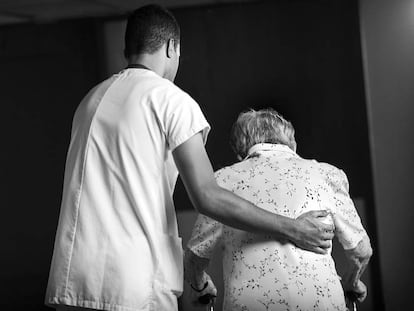 En Cataluña, tan solo el 7% de los auxiliares de gerontología en residencias públicas son hombres.