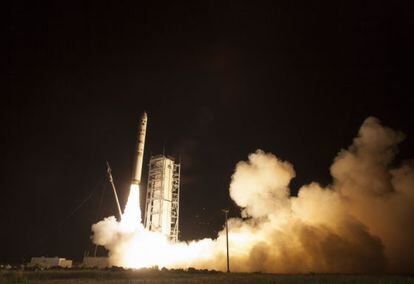 Lanzamiento de la sonda 'LADEE', hacia la Luna, con un cohete Minotaur V desde la base Wallops (Virginia)