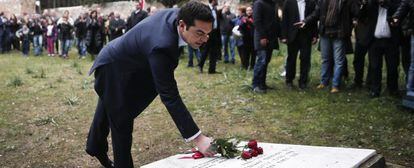 El primer ministro griego, Alexis Tsipras, en un acto en de homenaje a las v&iacute;ctimas de los nazis en Atenas, un gesto sin precedentes por parte un jefe de Gobierno reci&eacute;n estrenado.