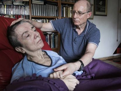 Ángel Hernández, con su mujer, María José Carrasco, en su casa de Madrid en octubre de 2018.