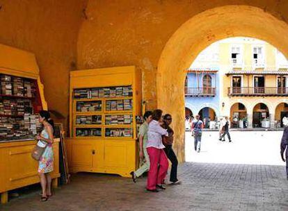Una librería de viejo en los arcos de la Torre del Reloj de Cartagena de Indias.