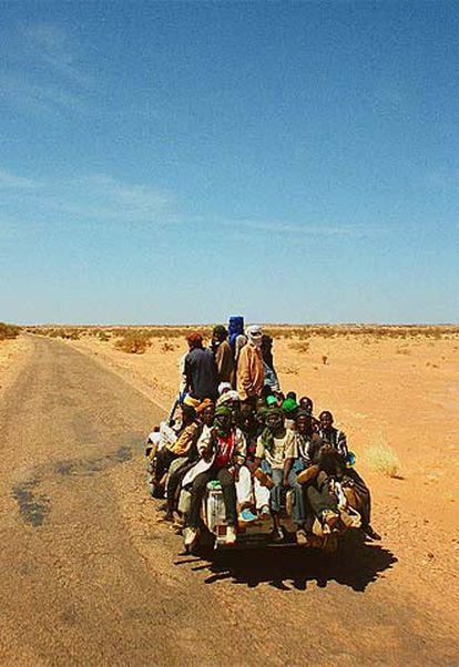 Un todoterreno con emigrantes viaja por el desierto hacia Argelia.