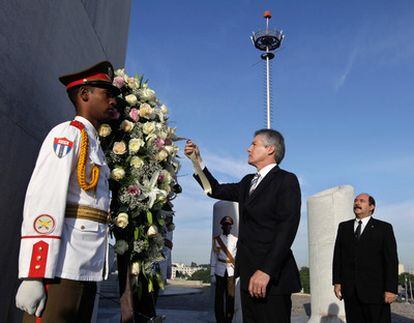 El ministro de exteriores australiano, Stephen Smith, durante una ofrenda floral en el monumento José Martí de La Habana, el 23 de noviembre de 2009.