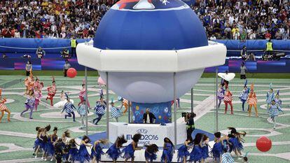 David Guetta actúa en la ceremonia inaugural.