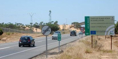 Un tramo de la carretera que une El Rocío con Matalascañas.