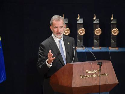 El rey Felipe VI interviene durante la ceremonia de entrega de la 42 edición de los Premios Princesa de Asturias celebrada este viernes en el Teatro Campoamor de Oviedo.